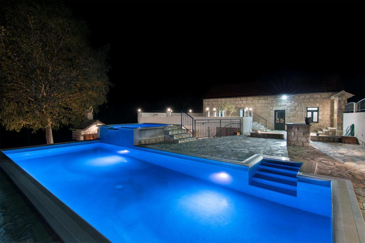 Villa Dvori Stipanovi With Heated Pool And Jacuzzi à Donje Rascane Extérieur photo