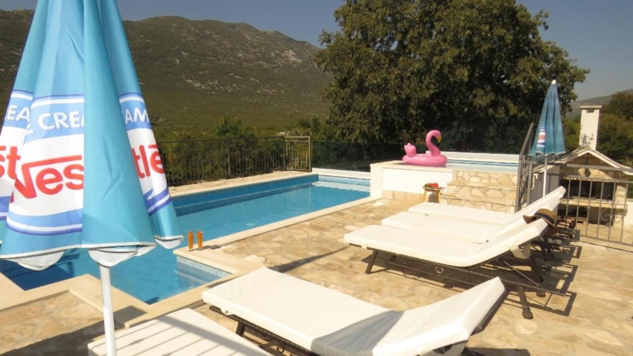 Villa Dvori Stipanovi With Heated Pool And Jacuzzi à Donje Rascane Extérieur photo