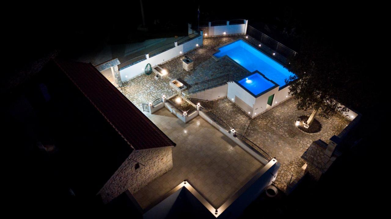 Villa Dvori Stipanovi With Heated Pool And Jacuzzi à Donje Rascane Extérieur photo
