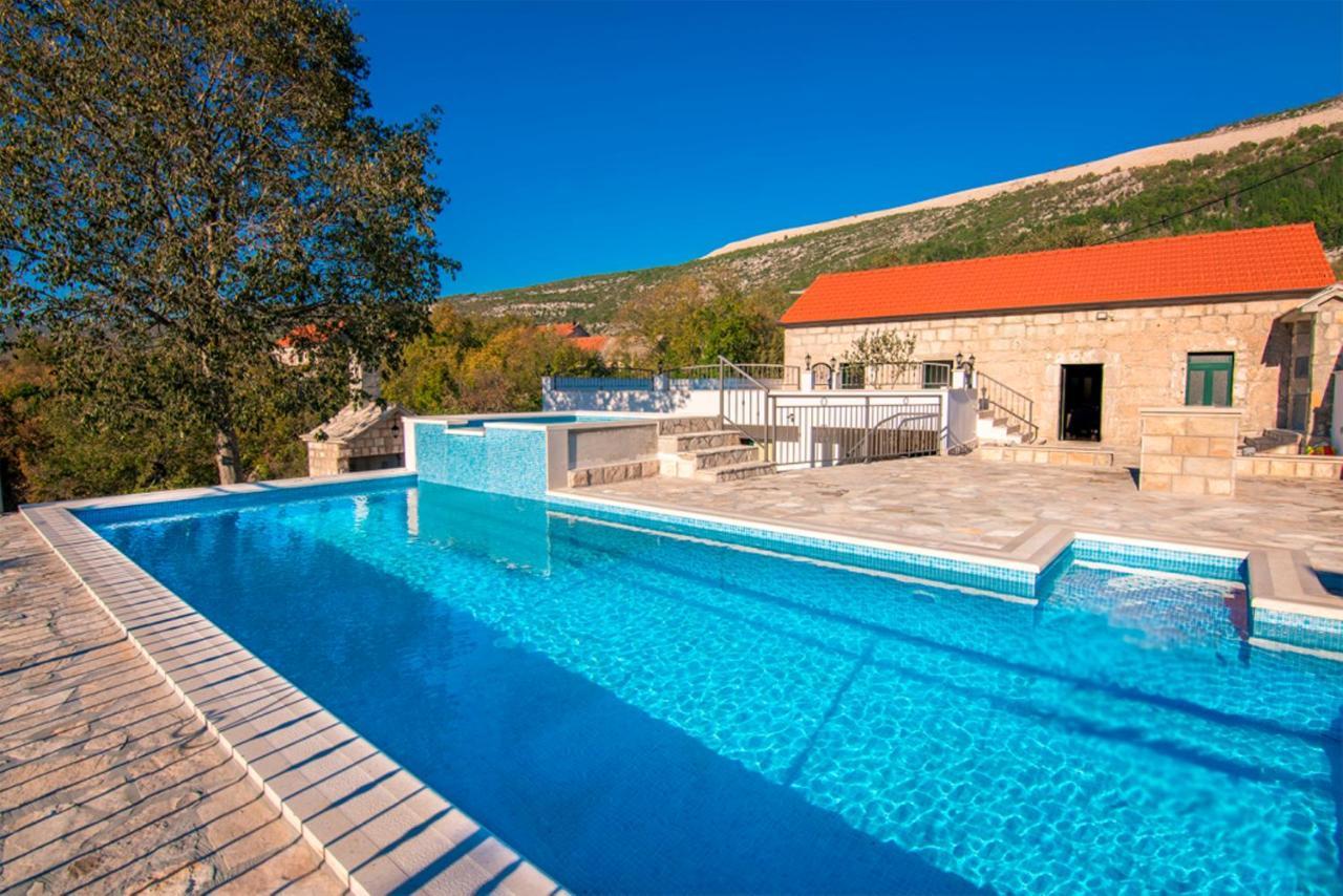 Villa Dvori Stipanovi With Heated Pool And Jacuzzi à Donje Rascane Extérieur photo