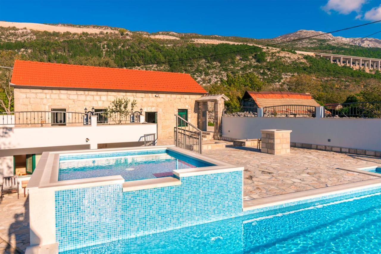 Villa Dvori Stipanovi With Heated Pool And Jacuzzi à Donje Rascane Extérieur photo