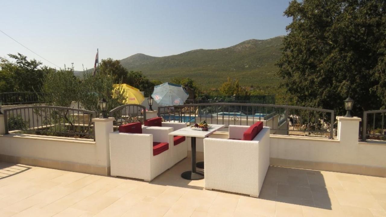 Villa Dvori Stipanovi With Heated Pool And Jacuzzi à Donje Rascane Extérieur photo