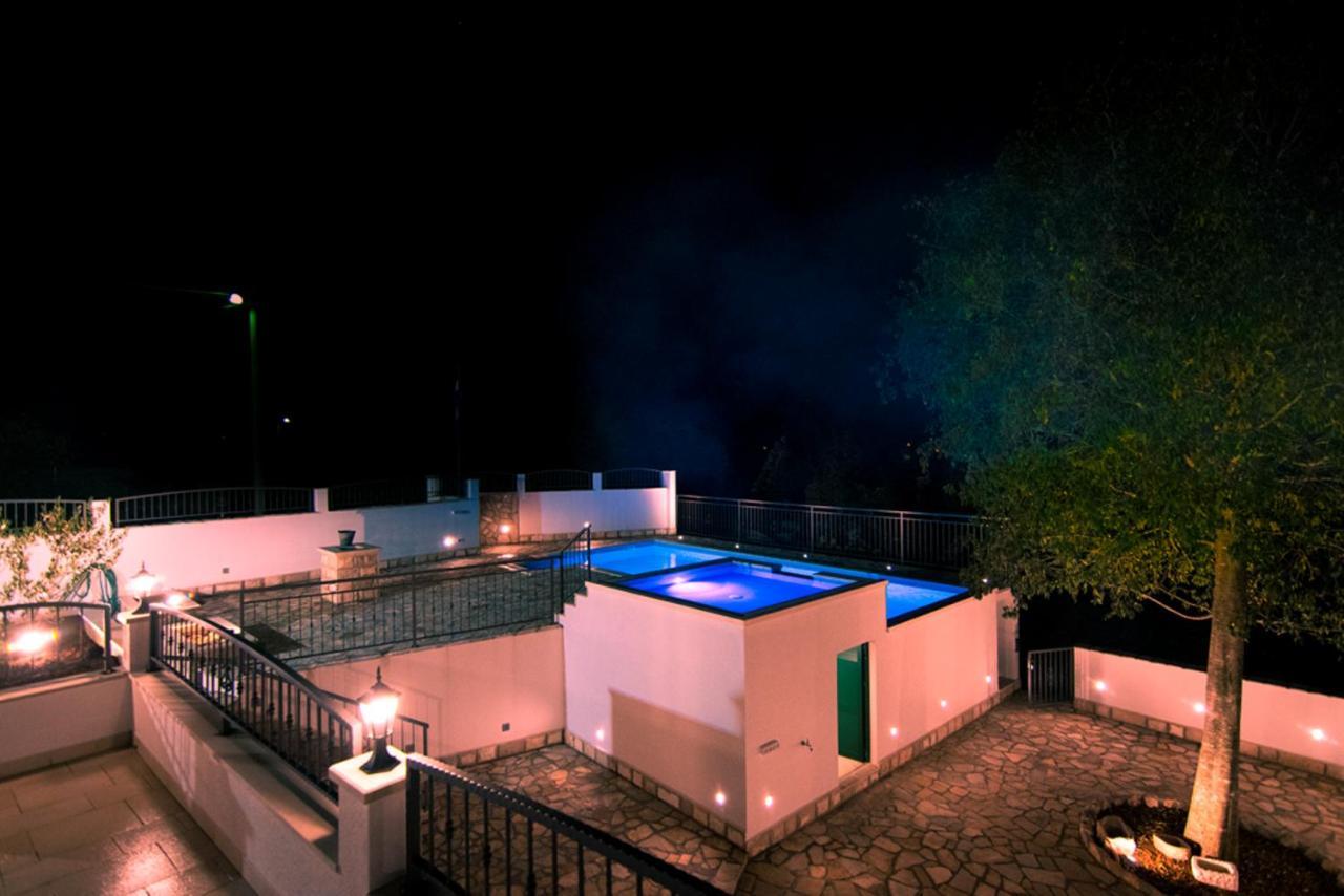 Villa Dvori Stipanovi With Heated Pool And Jacuzzi à Donje Rascane Extérieur photo
