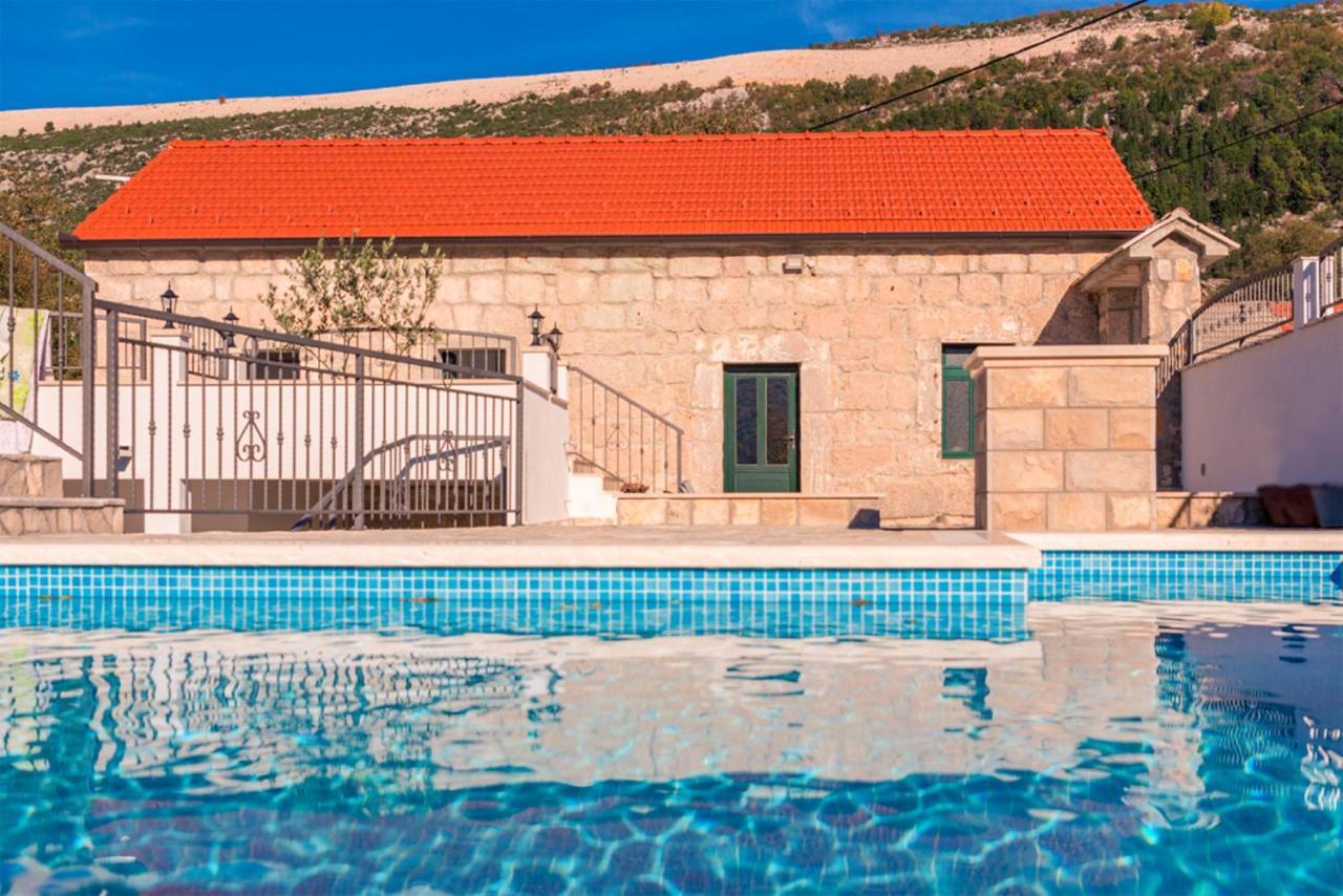 Villa Dvori Stipanovi With Heated Pool And Jacuzzi à Donje Rascane Extérieur photo