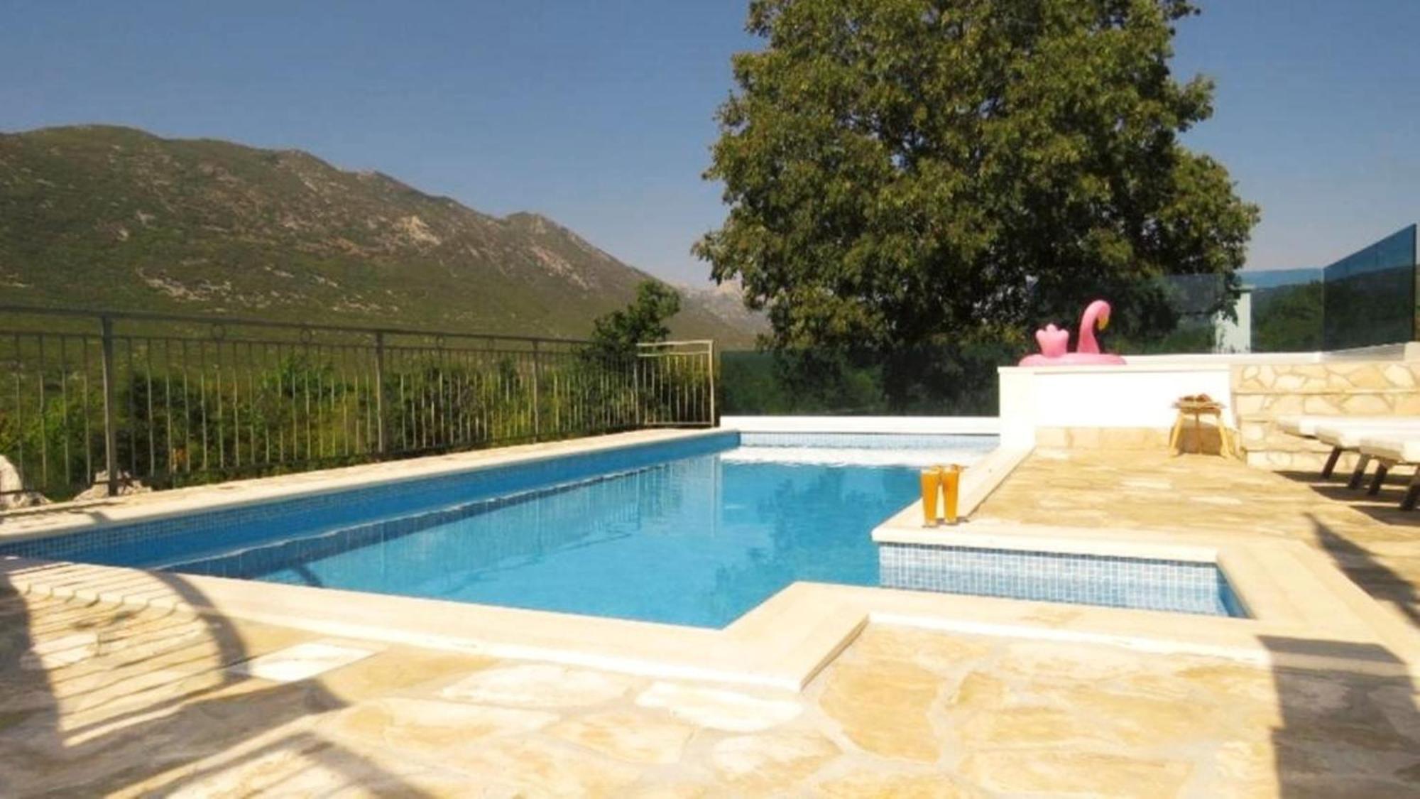 Villa Dvori Stipanovi With Heated Pool And Jacuzzi à Donje Rascane Extérieur photo